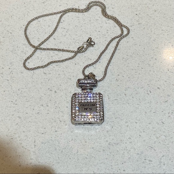 NWOT VINTAGE GORGEOUS NECKLACE WITH COCO PENDANT - Picture 6 of 6